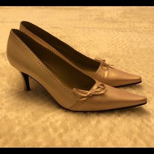 Vintage STUART WEITZMAN Scalloped Pink Bow Pumps